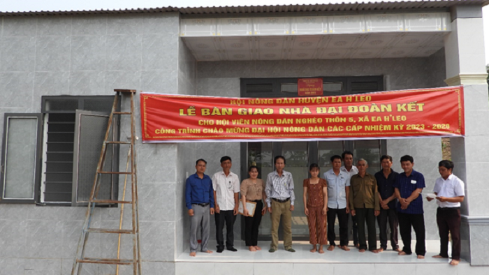ban giao nha dai doan ket nguoi ngheo xa ea hleo 1